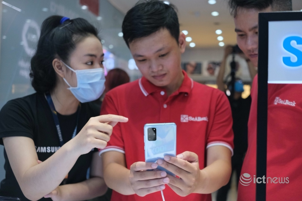 Những m&oacute;n qu&agrave; c&ocirc;ng nghệ 20/10 s&agrave;nh điệu nhưng vẫn tiết kiệm