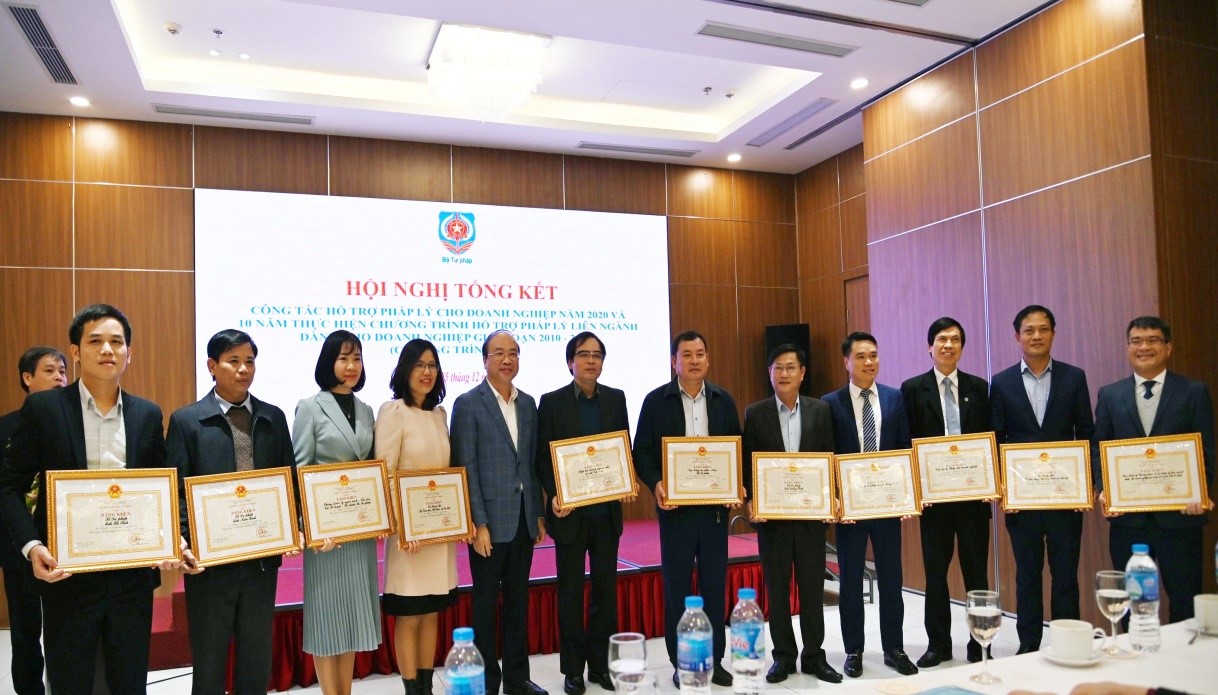Bộ Trưởng Bộ Tư ph&amp;aacute;p đ&amp;atilde; trao tặng Bằng khen cho c&amp;aacute;c tập thể, c&amp;aacute; nh&amp;acirc;n c&amp;oacute; th&amp;agrave;nh t&amp;iacute;ch xuất sắc trong c&amp;ocirc;ng t&amp;aacute;c hỗ trợ ph&amp;aacute;p l&amp;yacute; doanh nghiệp.