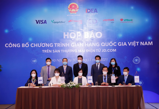 L&amp;atilde;nh đạo VPBank tham gia k&amp;yacute; kết hợp t&amp;aacute;c thương mại điện tử xuy&amp;ecirc;n bi&amp;ecirc;n giới (Nguồn:VPBank)