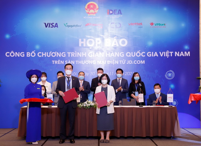 L&amp;atilde;nh đạo VPBank tại Lễ k&amp;yacute; kết hợp t&amp;aacute;c TMĐT xuy&amp;ecirc;n bi&amp;ecirc;n giới
