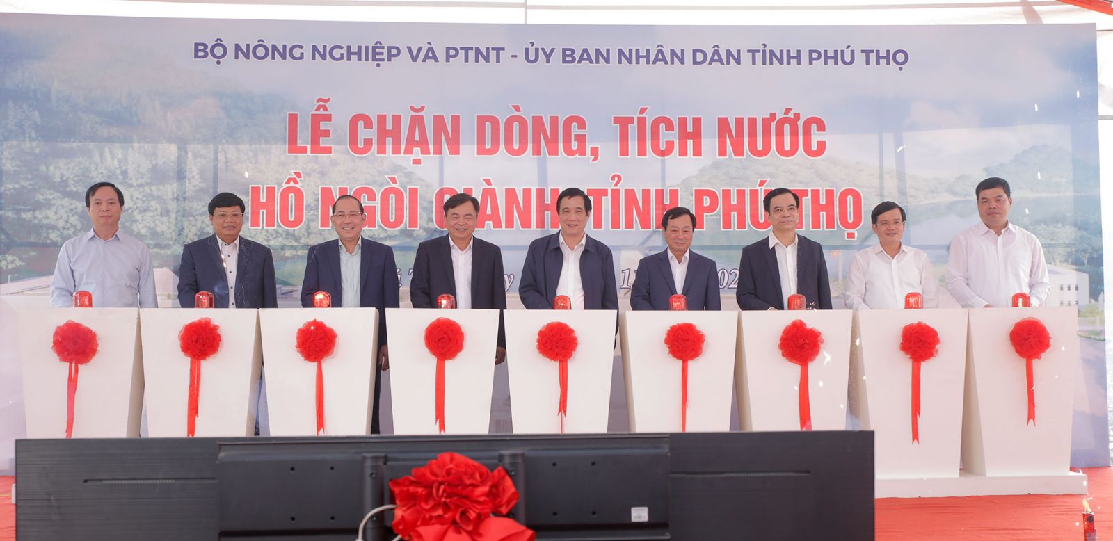 C&amp;aacute;c đại biểu thực hiện nghi lễ chặn d&amp;ograve;ng, t&amp;iacute;ch nước Hồ chứa nước Ng&amp;ograve;i Gi&amp;agrave;nh