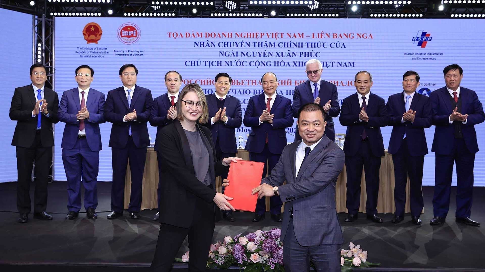 Chủ tịch nước Nguyễn Xuân Phúc và các đại biểu chứng kiến lễ ký kết Biên bản ghi nhớ về hợp tác giữa doanh nghiệp 2 nước. Ảnh: Thống Nhất-TTXVN Chủ tịch nước Nguyễn Xuân Phúc và các đại biểu chứng kiến lễ ký kết Biên bản ghi nhớ về hợp tác giữa doanh nghiệp 2 nước. Ảnh: Thống Nhất-TTXVN