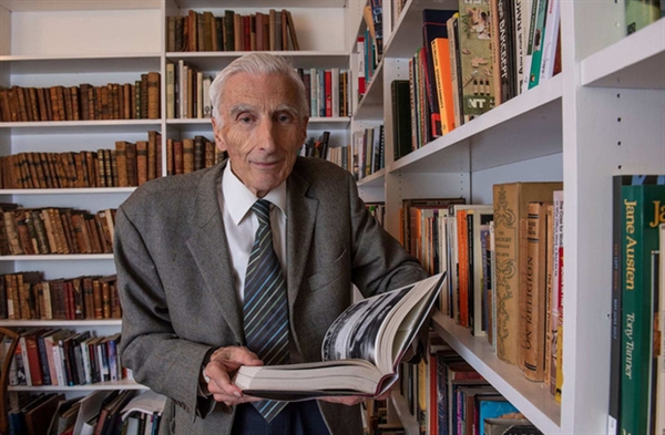 &amp;amp;Ocirc;ng Martin Rees, nh&amp;amp;agrave; thi&amp;amp;ecirc;n văn học Ho&amp;amp;agrave;ng gia Anh hiện tại. Ảnh: @curatedcosmos/Twitter