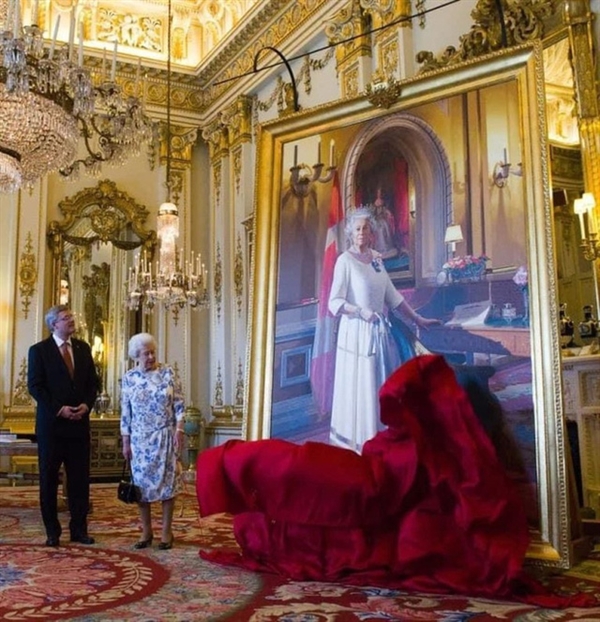 Tại Cung điện Buckingham, những khung ảnh c&amp;amp;oacute; gi&amp;amp;aacute; trị lịch sử v&amp;amp;agrave; thường rất qu&amp;amp;yacute; gi&amp;amp;aacute;. Ảnh: Twitter