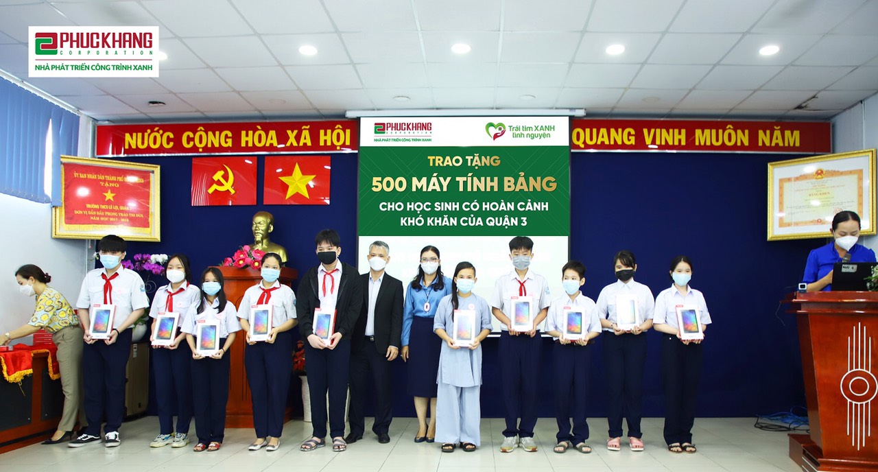 Địa diện Ph&amp;uacute;c Khang Corporation trao m&amp;aacute;y t&amp;iacute;nh bảng cho c&amp;aacute;c em c&amp;oacute; ho&amp;agrave;n cảnh kh&amp;oacute; khăn tại Quận 3, TP.HCM