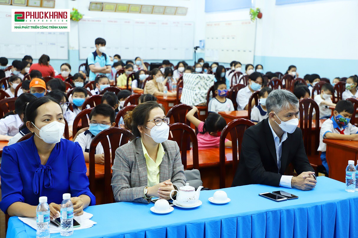 Đại diện Ph&amp;uacute;c Khang Corporation tại Buổi trao tặng