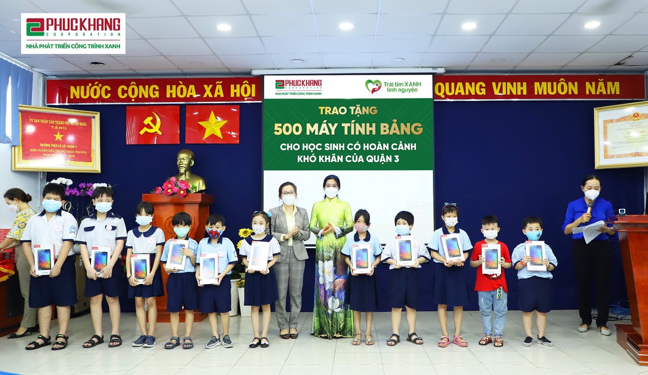 Đại diện Ph&amp;uacute;c Khang v&amp;agrave; L&amp;atilde;nh đạo Quận 3, TP.HCM, c&amp;ugrave;ng trao tặng m&amp;aacute;y t&amp;iacute;nh bảng cho c&amp;aacute;c em