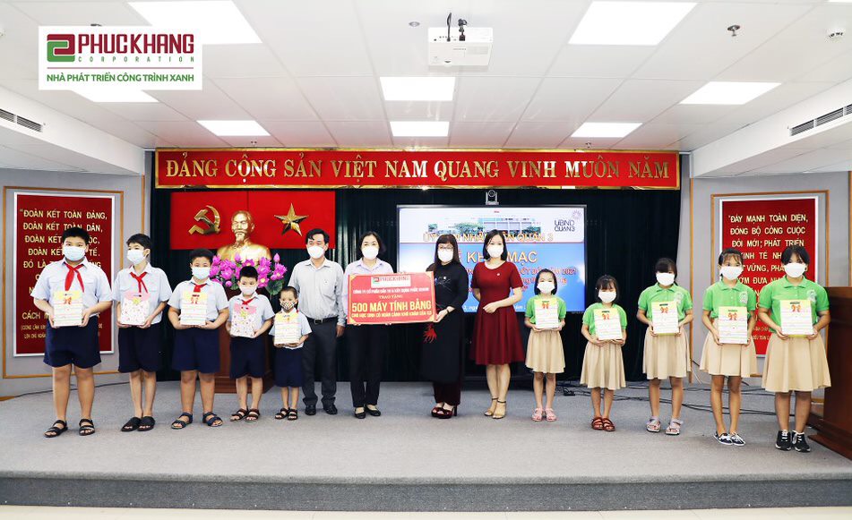 B&amp;agrave; Lưu Thị Thanh Mẫu - Tổng Gi&amp;aacute;m đốc Phuc Khang Corporation (&amp;aacute;o đen) trao 500 m&amp;aacute;y t&amp;iacute;nh bảng cho Ph&amp;oacute; Chủ tịch UBND Q.3 Vũ Thị Mỹ Ngọc