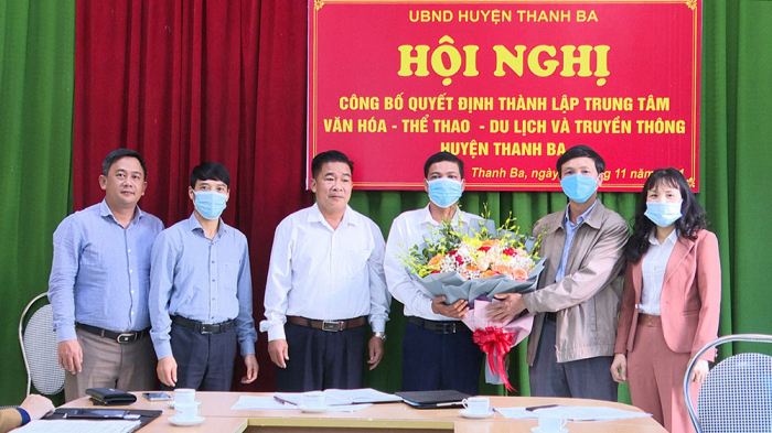 Đại diện l&amp;atilde;nh đạo UBND huyện Thanh Ba (Ph&amp;uacute; Thọ) tặng hoa ch&amp;uacute;c mừng Trung t&amp;acirc;m