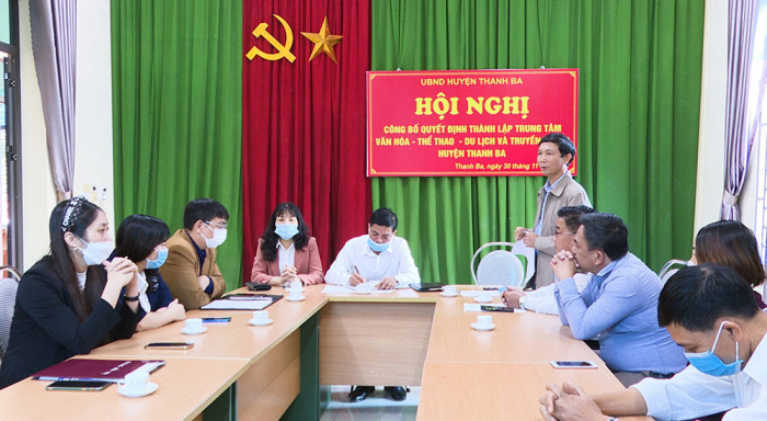 Đại diện l&amp;atilde;nh đạo UBND huyện Thanh Ba ph&amp;aacute;t biểu giao nhiệm vụ cho Trung t&amp;acirc;m