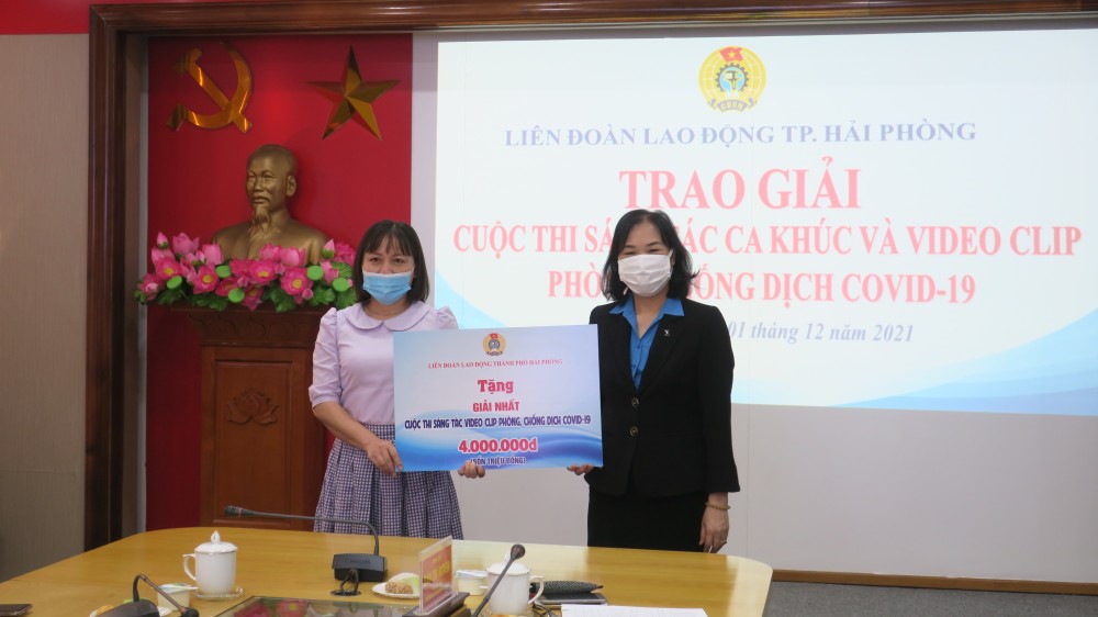 Đại diện Li&amp;ecirc;n đo&amp;agrave;n Lao động TP.Hải Ph&amp;ograve;ng trao giải cho tập thể v&amp;agrave; c&amp;aacute; nh&amp;acirc;n đạt giải