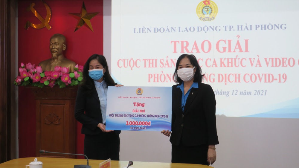 Đại diện Li&amp;ecirc;n đo&amp;agrave;n Lao động TP.Hải Ph&amp;ograve;ng trao giải cho tập thể v&amp;agrave; c&amp;aacute; nh&amp;acirc;n đạt giải