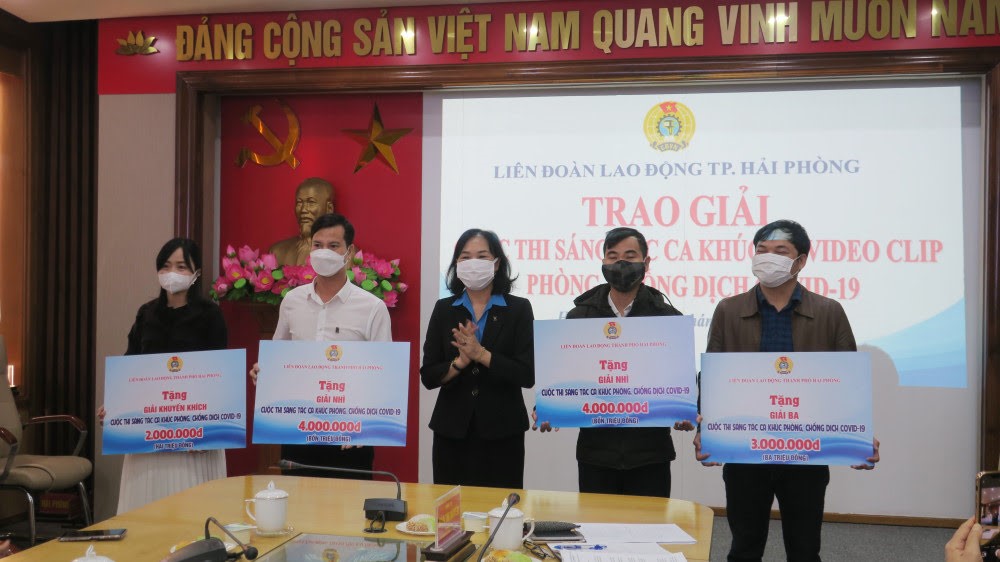 Đại diện Li&amp;ecirc;n đo&amp;agrave;n Lao động TP.Hải Ph&amp;ograve;ng trao giải cho tập thể v&amp;agrave; c&amp;aacute; nh&amp;acirc;n đạt giải
