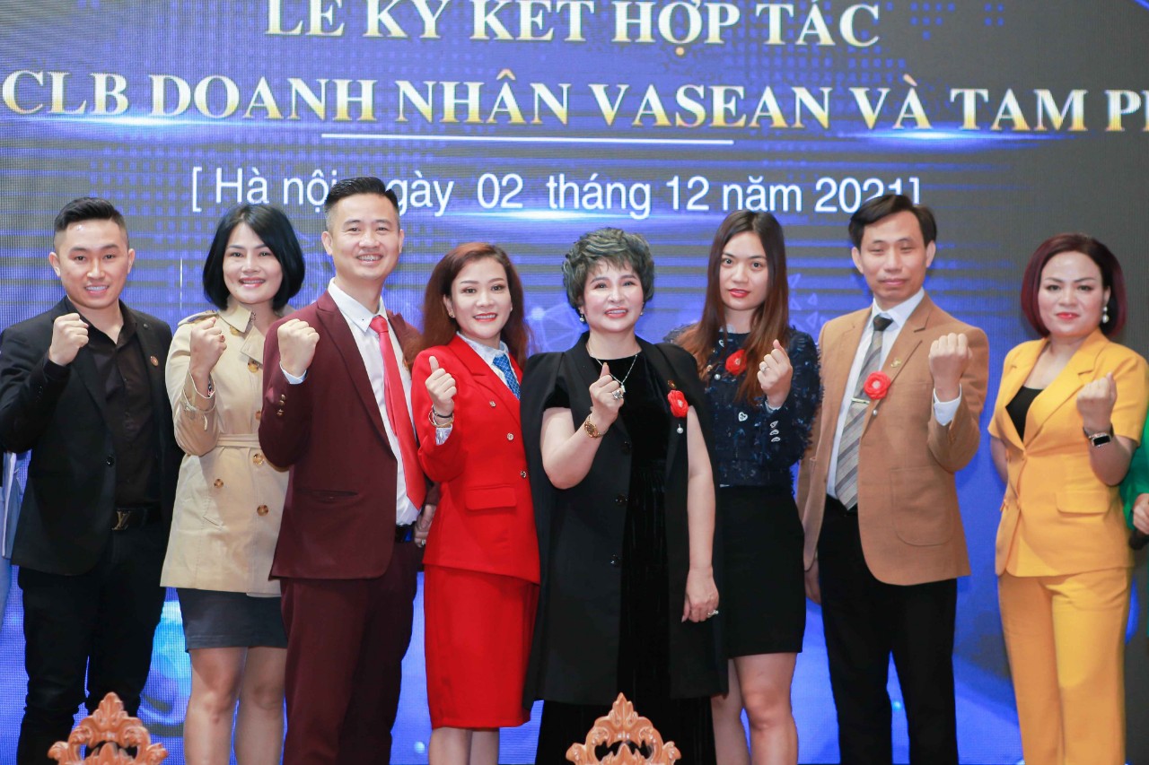 C&amp;aacute;c đại biểu chụp ảnh lưu niệm: TS. Nguyễn Thanh Ho&amp;agrave;n -Ph&amp;oacute; Chủ tịch Hội VASEAN (thứ 2 từ phải qua); b&amp;agrave; Ng&amp;ocirc; Thanh Tịnh - Ph&amp;oacute; trưởng ban truyền th&amp;ocirc;ng - Đại diện ph&amp;aacute;t ng&amp;ocirc;n truyền th&amp;ocirc;ng hội vi&amp;ecirc;n doanh nghiệp VASEAN (thứ 4, từ tr&amp;aacute;i qua); b&amp;agrave; Nguyễn Nhung -Chủ tịch CLB Doanh nh&amp;acirc;n Việt Nam- ASEAN (thứ 4, từ phải qua); &amp;ocirc;ng Phạm Xu&amp;acirc;n Trường -Gi&amp;aacute;m Đốc C&amp;ocirc;ng ty Cổ Phần Tập Đo&amp;agrave;n Tam Ph&amp;aacute;t (thứ 3, b&amp;ecirc;n phải)