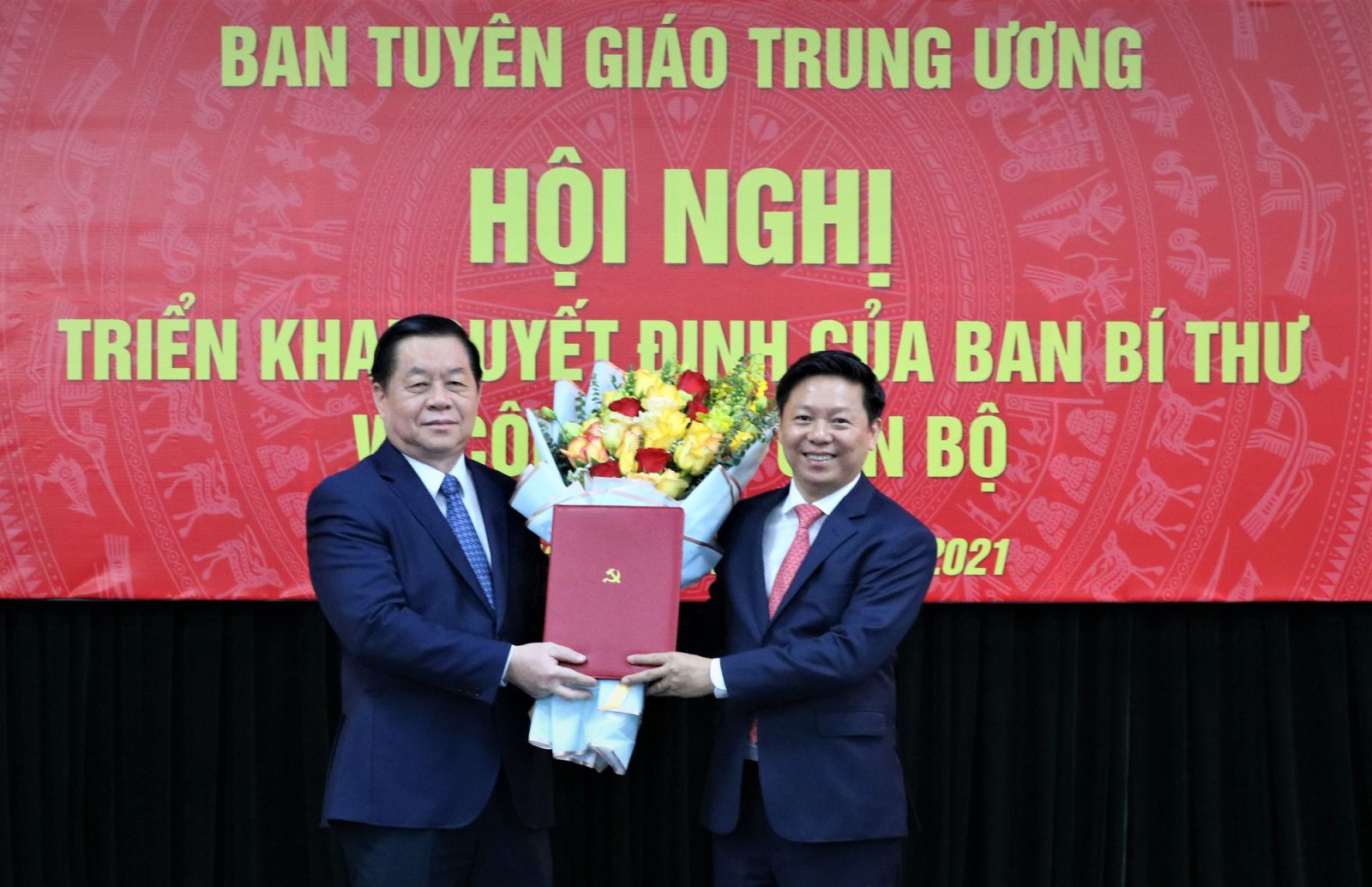 B&amp;iacute; thư Trung ương Đảng, Trưởng Ban Tuy&amp;ecirc;n gi&amp;aacute;o Trung ương Nguyễn Trọng Nghĩa trao quyết định, tặng hoa ch&amp;uacute;c mừng &amp;ocirc;ng Trần Thanh L&amp;acirc;m (b&amp;ecirc;n phải) - Ảnh: Tuy&amp;ecirc;n gi&amp;aacute;o