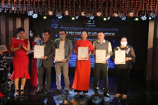 Doanh nh&amp;acirc;n Nguyễn Thu Trang - TGĐ TAF Medical trao chứng nhận Đại l&amp;yacute; - Đối t&amp;aacute;c chiến lược.