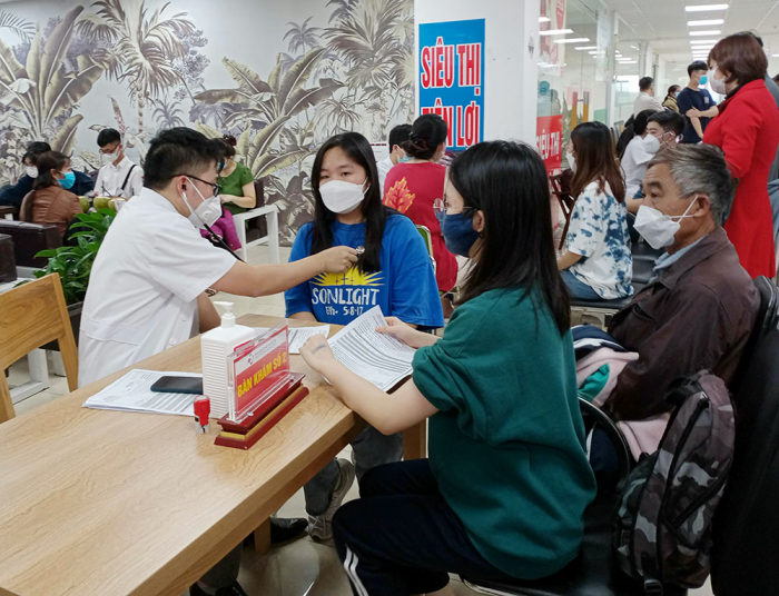 Khám sàng lọc trước khi tiêm vắc xin (Ảnh minh họa) Khám sàng lọc trước khi tiêm vắc xin (Ảnh minh họa)