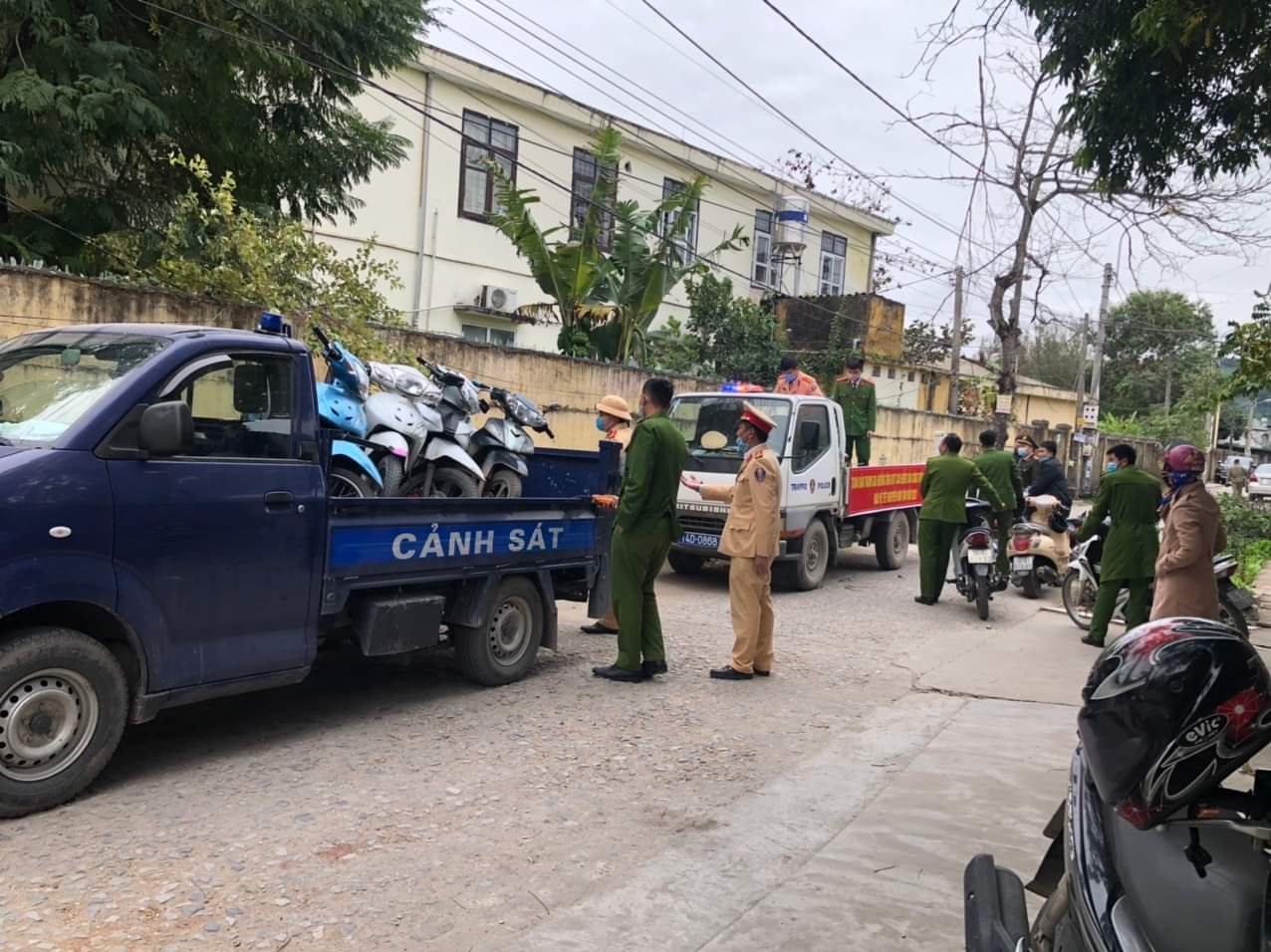 Lực lượng CSGT - TT thị x&amp;atilde; Quảng Y&amp;ecirc;n tổ chức kiểm tra v&amp;agrave; xử l&amp;yacute; học sinh điều khiển phương tiện m&amp;ocirc; t&amp;ocirc;, xe m&amp;aacute;y tại địa b&amp;agrave;n.