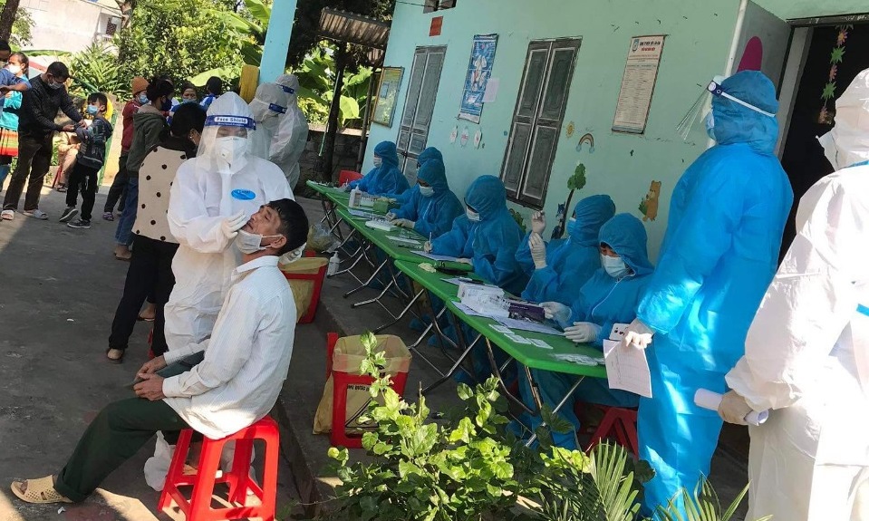 Ng&amp;agrave;nh y tế L&amp;agrave;o Cai lấy mẫu x&amp;eacute;t nghiệm của người d&amp;acirc;n 24/24