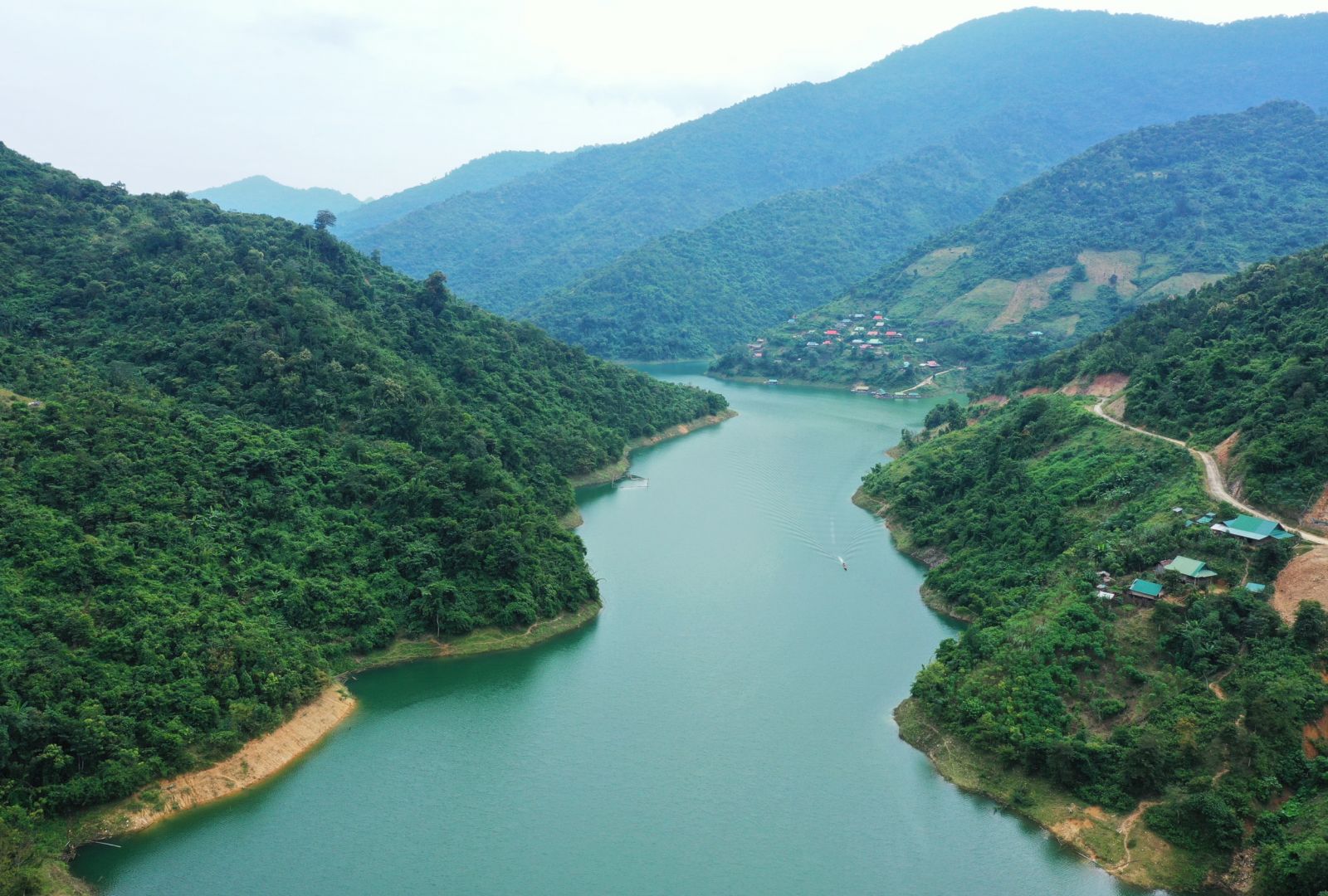 Bản Xốp Ch&amp;aacute;o - như l&amp;agrave; &amp;ldquo;ốc đảo&amp;rdquo; trong v&amp;ugrave;ng hồ thủy điện Bản Vẽ, c&amp;oacute; 109 hộ d&amp;acirc;n th&amp;igrave; 104 nh&amp;agrave; l&amp;agrave; hộ ngh&amp;egrave;o