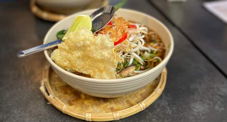 1 b&amp;aacute;t phở tại Thụy Điển
