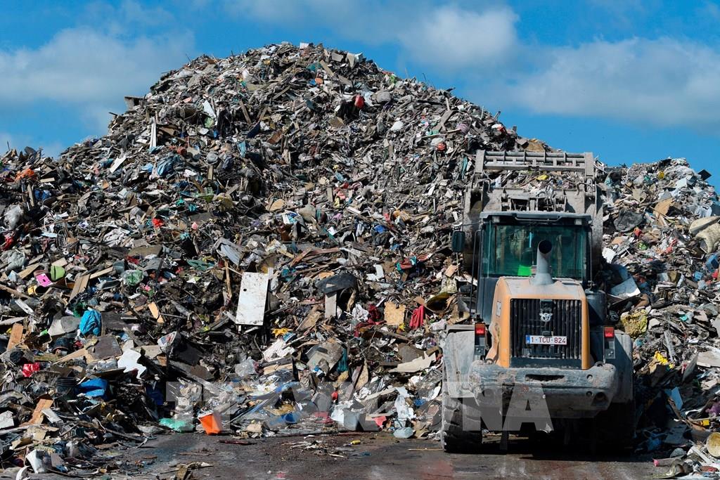 R&amp;aacute;c thải cũng l&amp;agrave; t&amp;agrave;i nguy&amp;ecirc;n c&amp;oacute; gi&amp;aacute; trị nếu biết c&amp;aacute;ch t&amp;aacute;i chế. Ảnh: AFP/ TTXVN