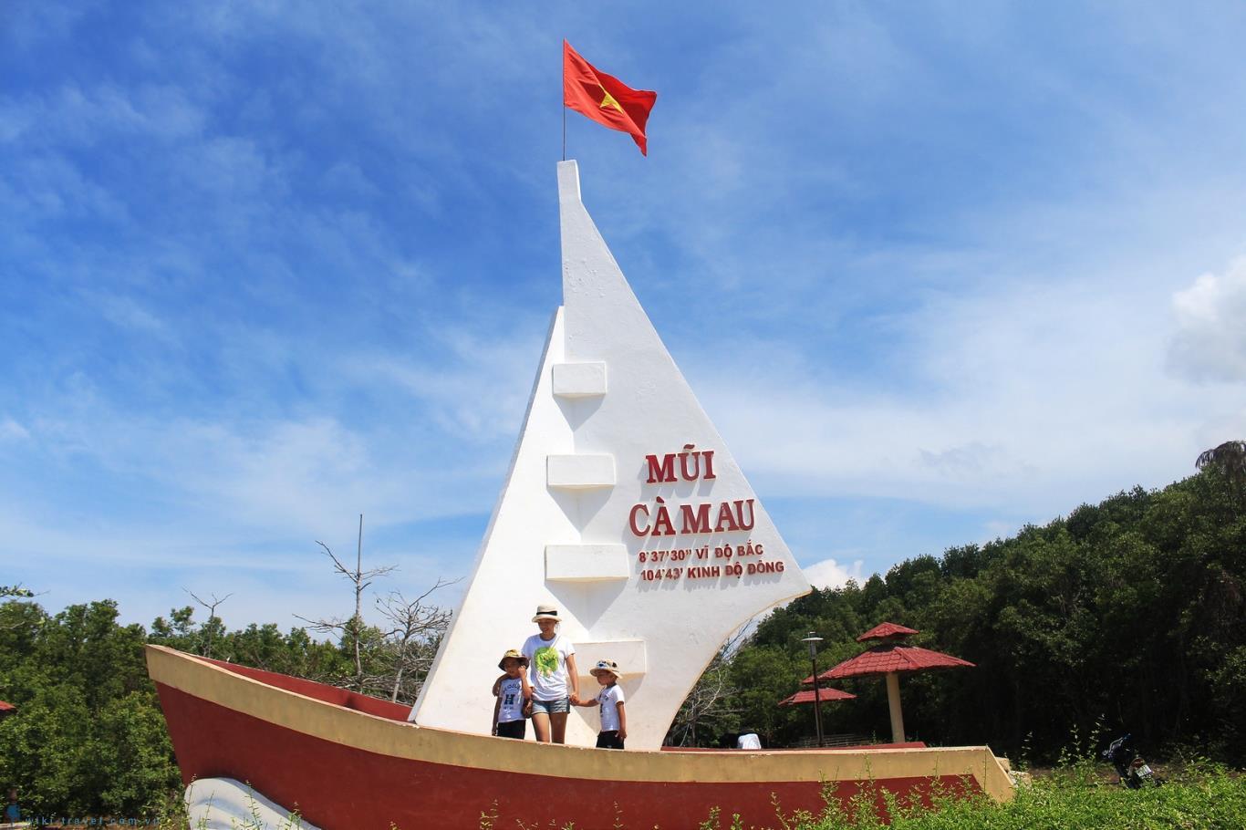 Du kh&amp;aacute;ch chpu5 ảnh tại cột mốc Tọa độ Quốc gia