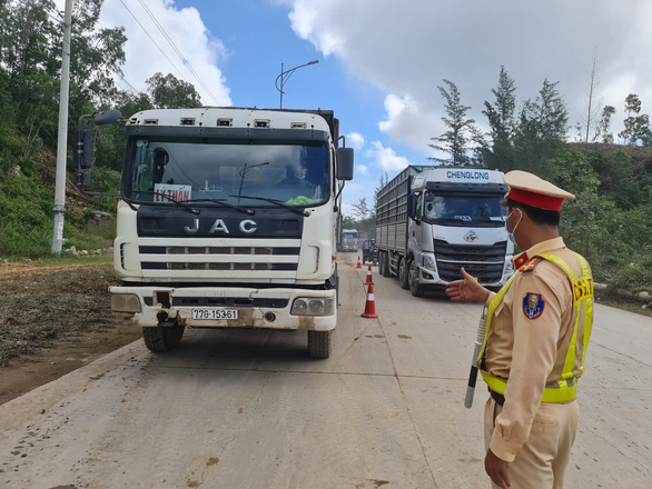 Lực lượng Cảnh s&amp;aacute;t giao th&amp;ocirc;ng v&amp;agrave; lực lượng li&amp;ecirc;n ng&amp;agrave;nh thực hiện kiểm so&amp;aacute;t tải trọng phương tiện tr&amp;ecirc;n địa b&amp;agrave;n.