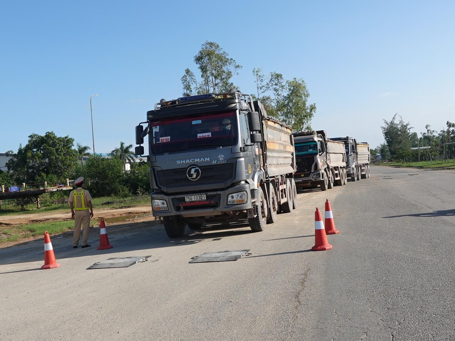 Từ đầu th&amp;aacute;ng 11/2021 đến nay, lực lượng Cảnh s&amp;aacute;t giao th&amp;ocirc;ng v&amp;agrave; lực lượng li&amp;ecirc;n ng&amp;agrave;nh thực hiện kiểm so&amp;aacute;t tải trọng phương tiện tr&amp;ecirc;n địa b&amp;agrave;n KKT Dung Quất đ&amp;atilde; xử phạt đối với 42 trường hợp qu&amp;aacute; tải trọng, 16 trường hợp chở rơi v&amp;atilde;i vật liệu, 20 trường hợp kh&amp;ocirc;ng c&amp;oacute; giấy ph&amp;eacute;p l&amp;aacute;i xe... trong thời gian từ 30/10 - 24/11. Phạt hơn 1 tỷ đồng.