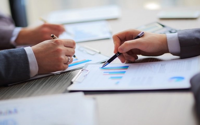 Các doanh nghiệp có xu hướng kê thật cao chỉ tiêu doanh thu, trong khi đó các khoản vay và các khoản nợ phải trả lại muốn giảm bớt để gây ấn tượng cho các nhà đầu tư. Các doanh nghiệp có xu hướng kê thật cao chỉ tiêu doanh thu, trong khi đó các khoản vay và các khoản nợ phải trả lại muốn giảm bớt để gây ấn tượng cho các nhà đầu tư.