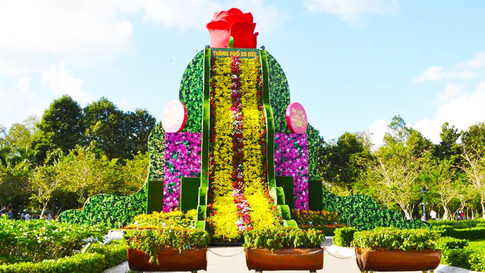 Th&amp;aacute;p hoa hồng ở c&amp;ocirc;ng vi&amp;ecirc;n Sa Đ&amp;eacute;c