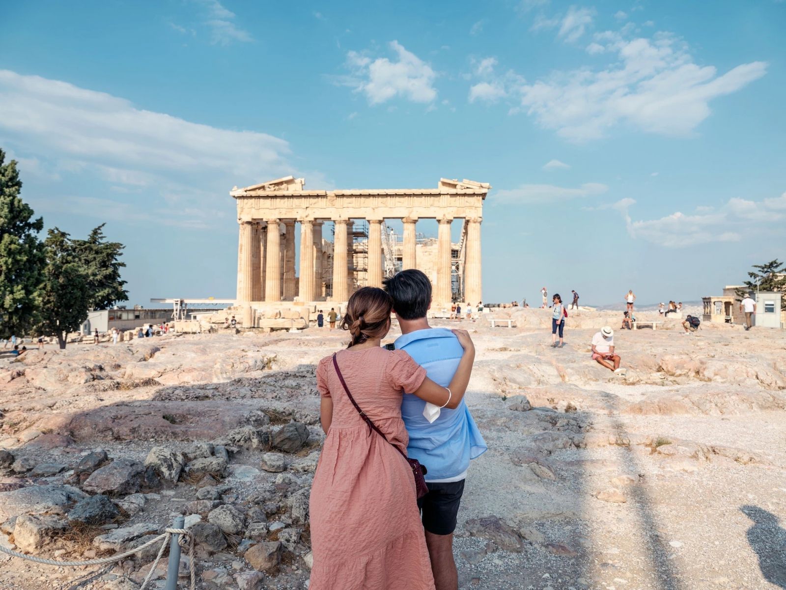 Một cặp đ&amp;ocirc;i đến thăm Acropolis ở Athens, Greece