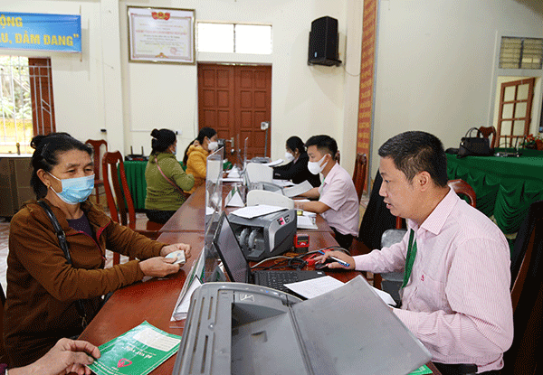 NHCSXH huyện Tương Dương giải ng&amp;acirc;n vốn cho hộ ngh&amp;egrave;o ở x&amp;atilde; Lượng Minh