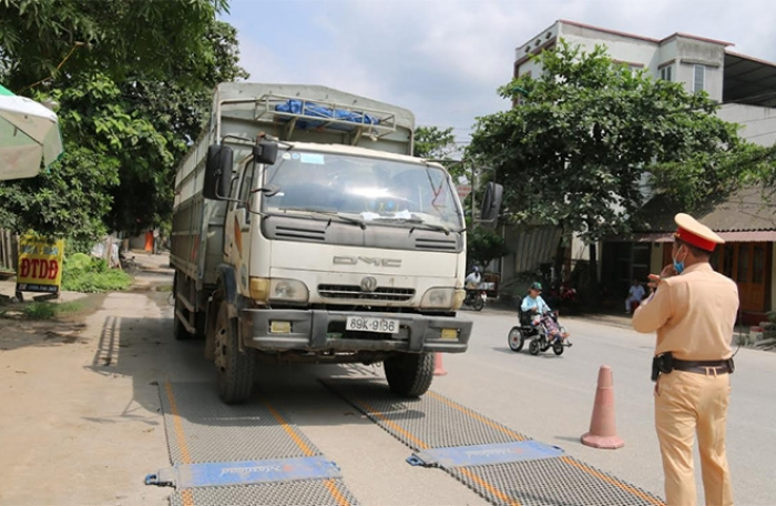 Đội Tuần tra kiểm so&amp;aacute;t giao th&amp;ocirc;ng số 3, Ph&amp;ograve;ng Cảnh s&amp;aacute;t giao th&amp;ocirc;ng, C&amp;ocirc;ng an tỉnh Y&amp;ecirc;n B&amp;aacute;i c&amp;acirc;n kiểm tra tải trọng phương tiện.