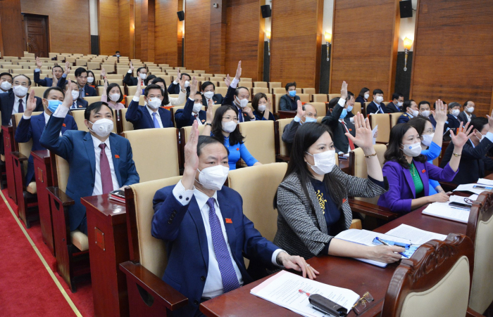 C&amp;aacute;c đại biểu biểu quyết th&amp;ocirc;ng qua Nghị quyết tr&amp;igrave;nh tại Kỳ họp