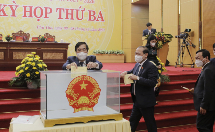C&amp;aacute;c đại biểu bỏ phiếu bầu bổ sung Ủy vi&amp;ecirc;n UBND tỉnh nhiệm kỳ 2021 - 2026