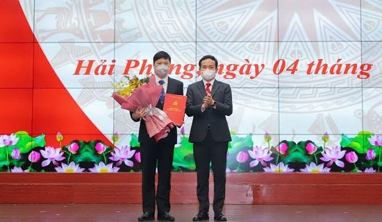 &amp;Ocirc;ng Trần Lưu Quang Ủy vi&amp;ecirc;n TW Đảng, B&amp;iacute; thư Th&amp;agrave;nh ủy Hải Ph&amp;ograve;ng trao hoa ch&amp;uacute;c mừng T&amp;acirc;n Ph&amp;oacute; chủ tịch UBND TP Hải Ph&amp;ograve;ng