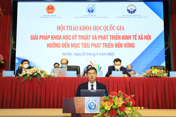 (TS Trần Ho&amp;agrave;ng Long Hiệu trưởng Trường Đại học Kinh tế - Kỹ thuật C&amp;ocirc;ng nghiệp)