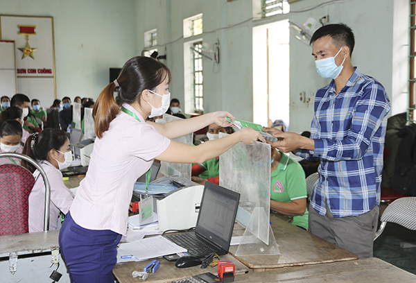 Anh L&amp;ecirc; Văn Cơ nhận vui mừng nhận vốn vay ngay tại Điểm giao dịch x&amp;atilde; M&amp;ocirc;n Sơn