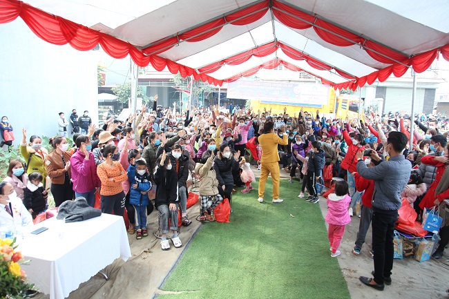 Chương tr&amp;igrave;nh tri &amp;acirc;n thu h&amp;uacute;t được sự quan t&amp;acirc;m của đ&amp;ocirc;ng đảo người d&amp;acirc;n trong x&amp;atilde;.