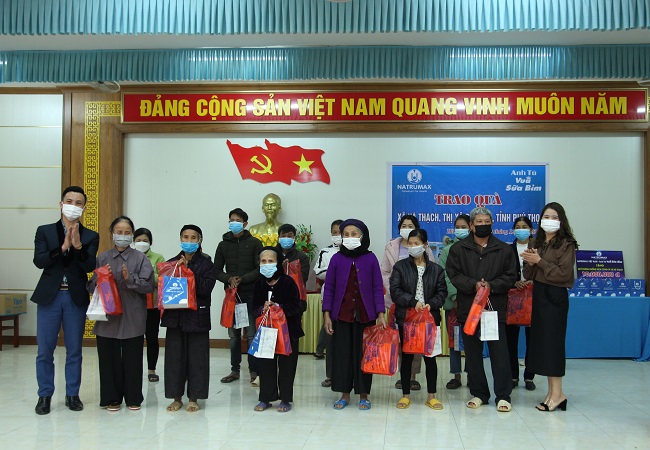 Đại diện hệ thống thế giới sữa non Natrumax Anh T&amp;uacute; trao qu&amp;agrave; cho người d&amp;acirc;n c&amp;oacute; ho&amp;agrave;n cảnh kh&amp;oacute; khăn.