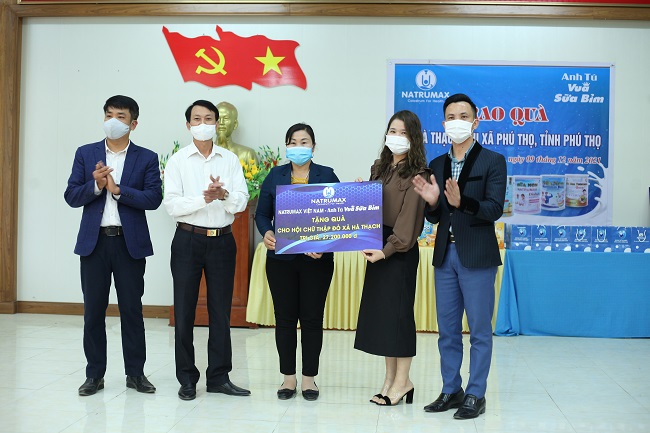 Đại diện hệ thống thế giới sữa non Natrumax Anh T&amp;uacute; trao tặng 10 triệu đồng tiền mặt cho Hội chữ thập đỏ x&amp;atilde; H&amp;agrave; Thạch.
