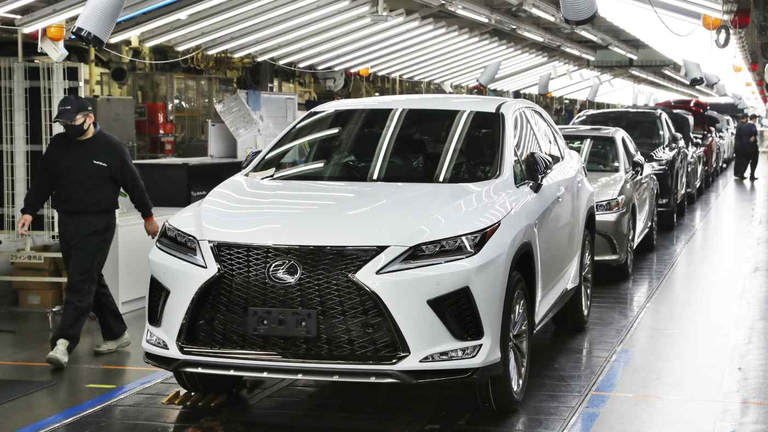 Xe Lexus được lắp r&amp;aacute;p tại nh&amp;agrave; m&amp;aacute;y Miyata của Toyota ở tỉnh Fukuoka, miền nam Nhật Bản