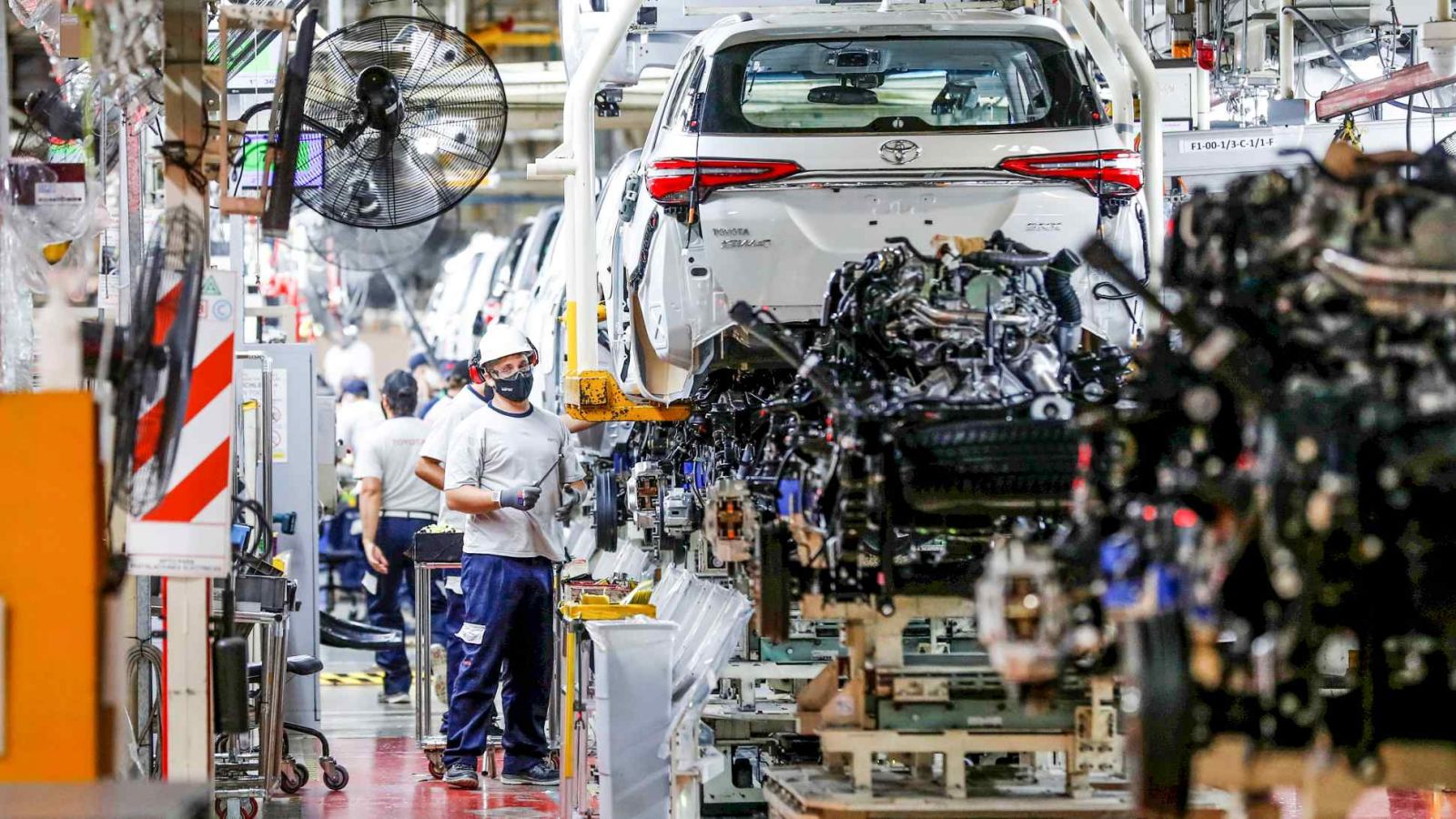 Ng&amp;agrave;nh sản xuất &amp;ocirc; t&amp;ocirc; cắt giảm triệt để chi ph&amp;iacute; để tồn tại v&amp;agrave; thu hồi lợi nhuận