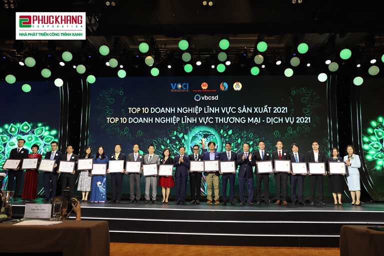 Đại diện VCCI trao giải thưởng Top 10 doanh nghiệp bền vững lĩnh vực Sản xuất v&amp;agrave; Thương mại &amp;ndash; Dịch vụ tại Việt Nam năm 2021