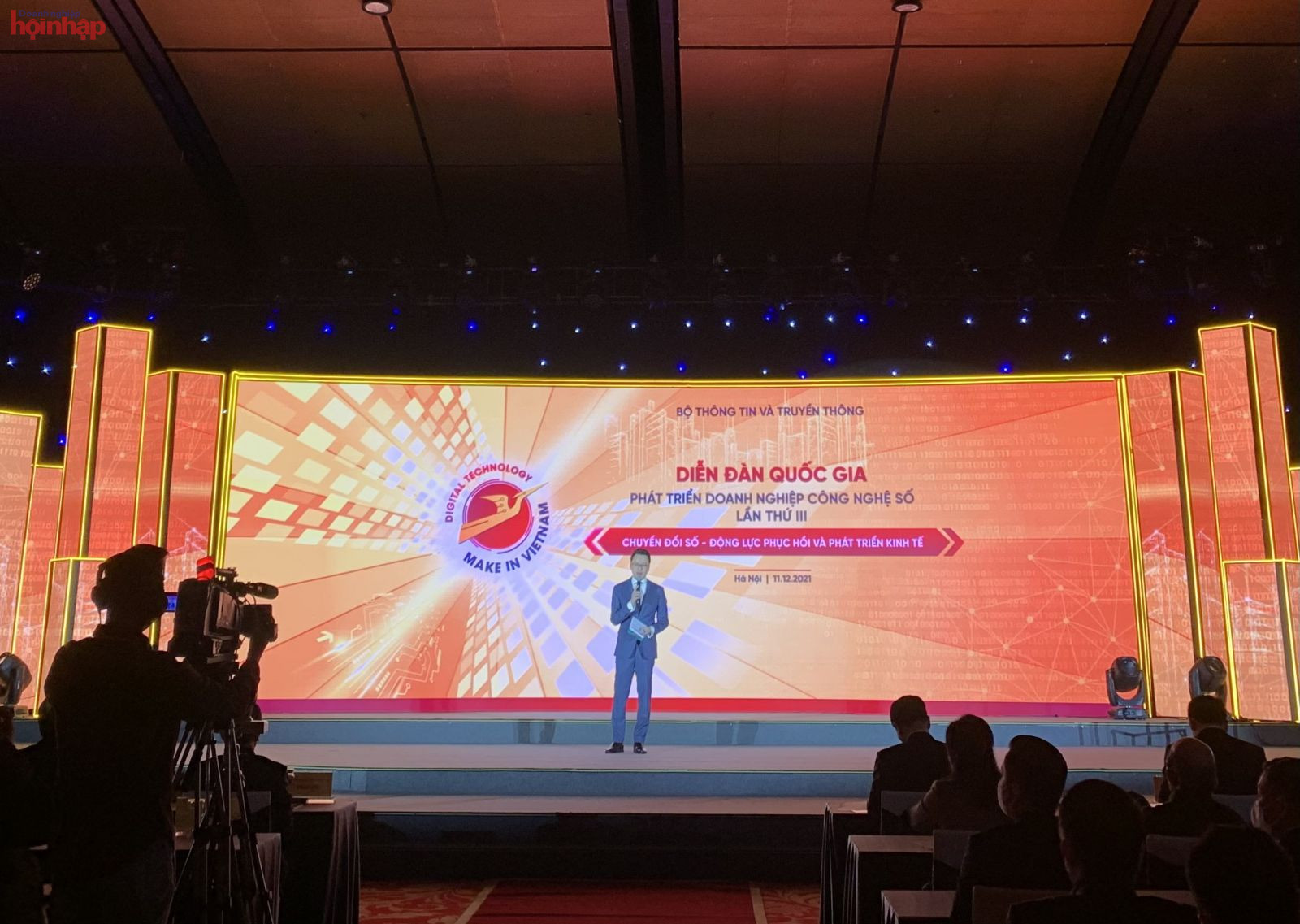 To&amp;agrave;n cảnh Diễn đ&amp;agrave;n