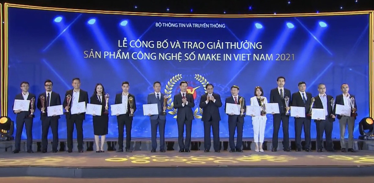 Thủ tướng Phạm Minh Ch&amp;iacute;nh trao giải thưởng cho những doanh nghiệp đạt giải cao nhất.