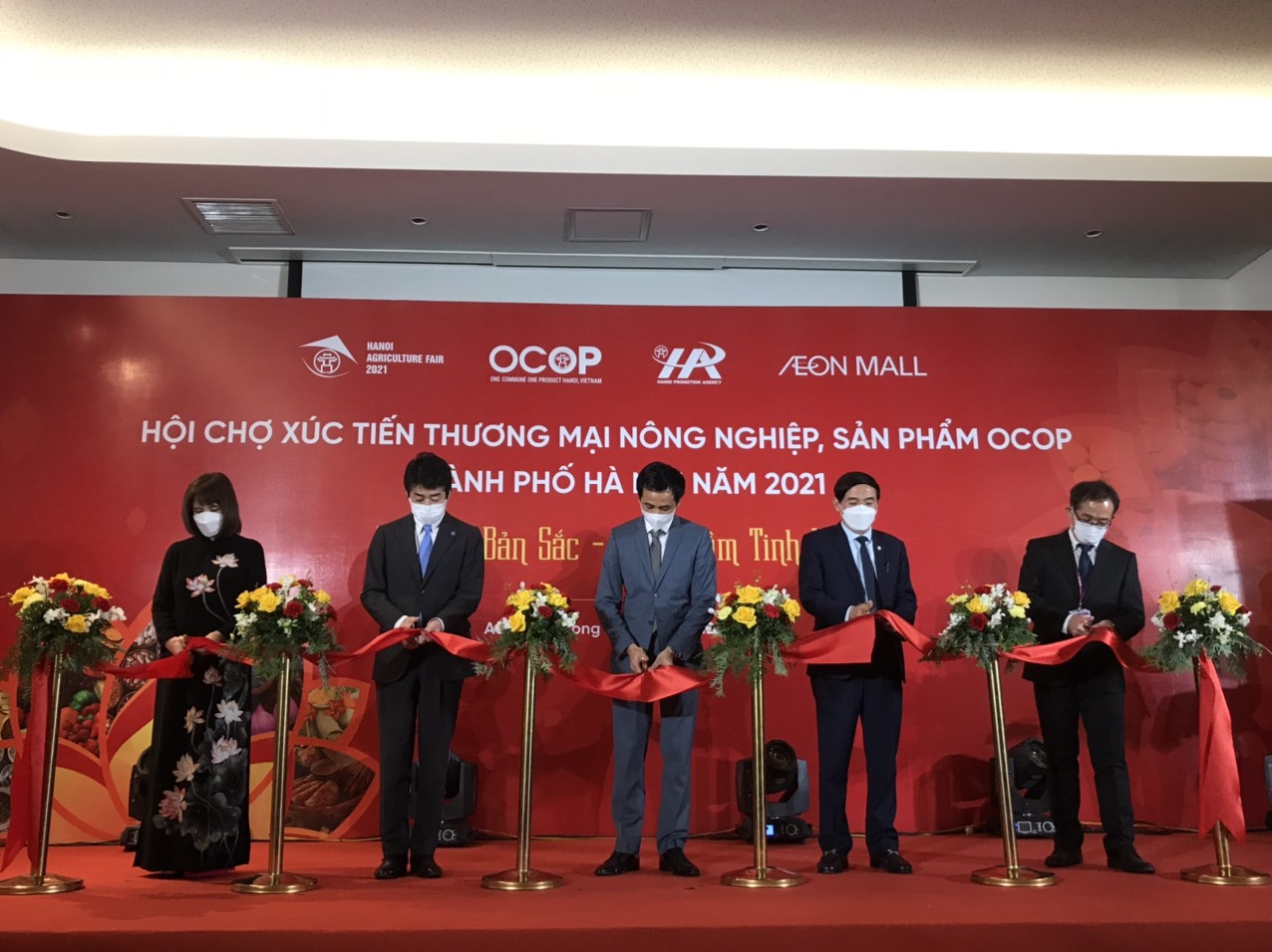C&amp;aacute;c đại biểu cắt băng khai mạc Hội chợ Hanoi Agriculture 2021 &amp;ndash; AEON Mall Long Bi&amp;ecirc;n tối ng&amp;agrave;y 10/12