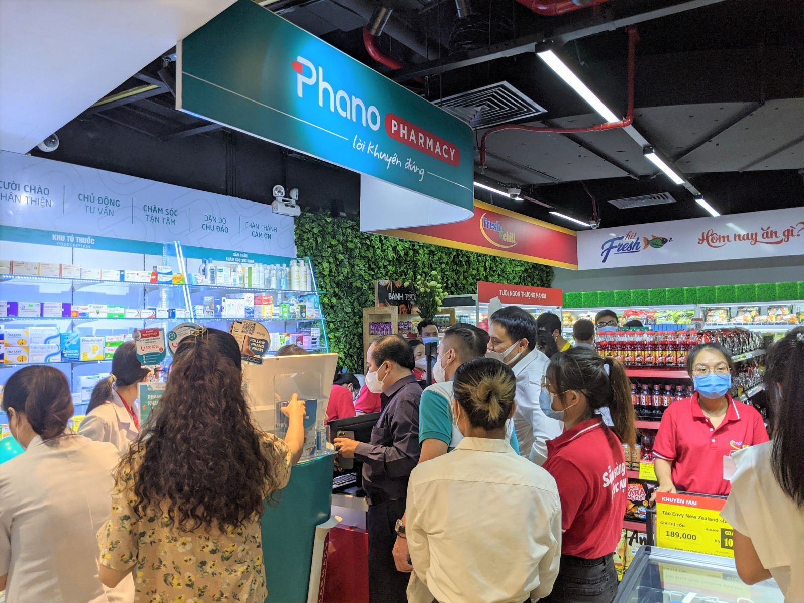 Khách hàng mua sắm tại cửa hàng Fresh & Chill, tòa nhà Mplaza Quận 1 Khách hàng mua sắm tại cửa hàng Fresh & Chill, tòa nhà Mplaza Quận 1