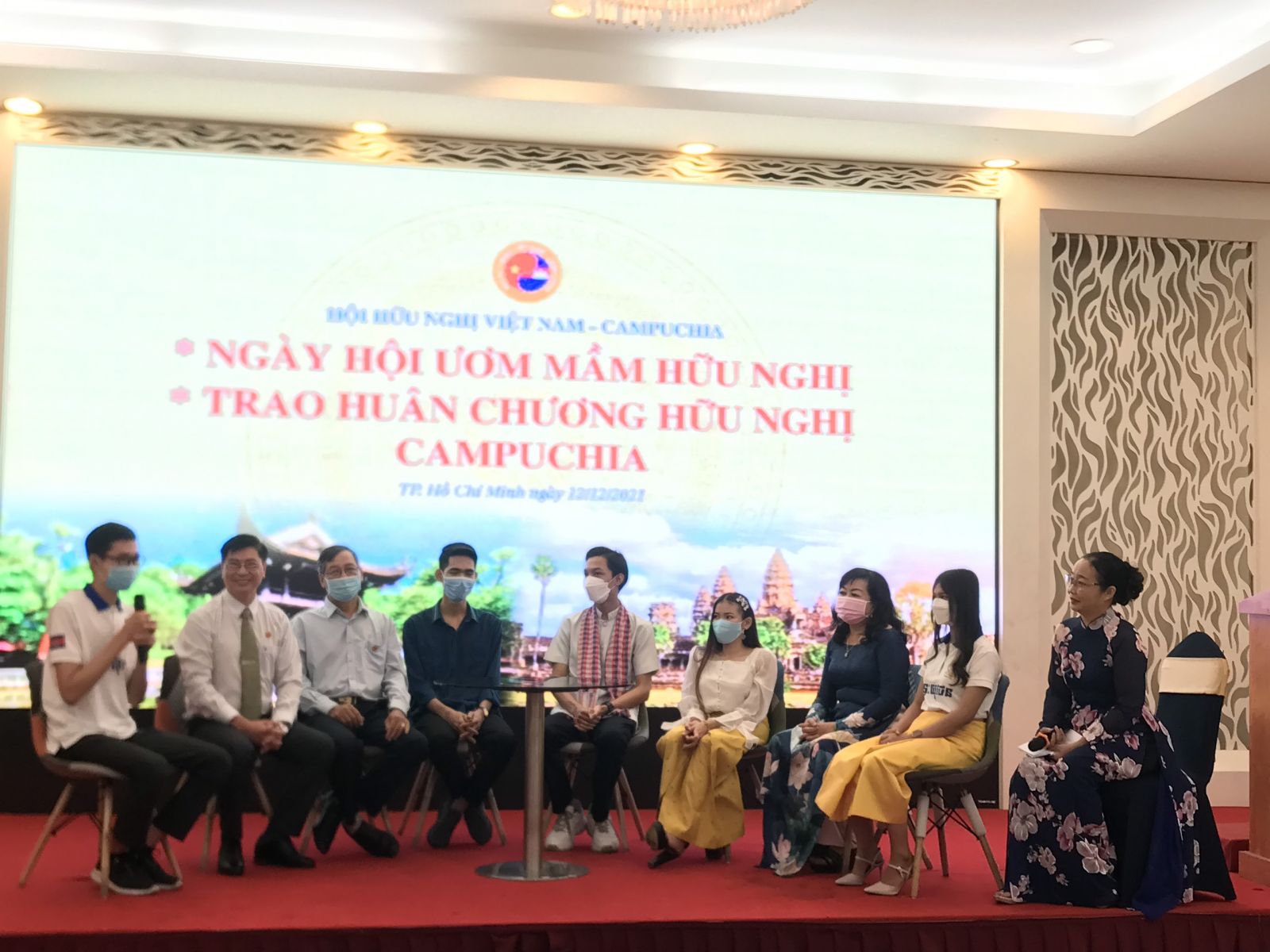 Cha mẹ đỡ đầu VN c&amp;ugrave;ng c&amp;aacute;c em lưu học sinh CPC chia sẻ những c&amp;acirc;u chuyện hết sức x&amp;uacute;c động tại hội nghị ...